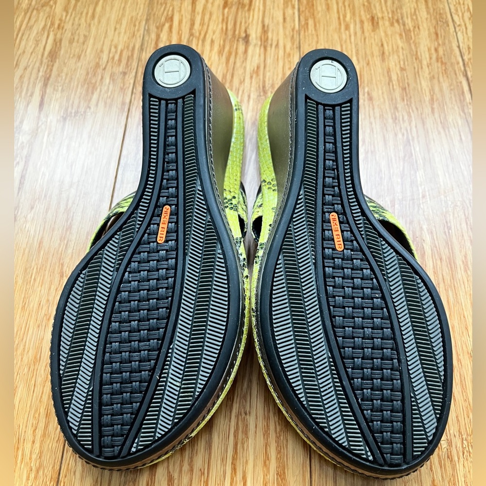 Cole Haan Air Snake 🐍 Wedge Heel Lime 🍋‍🟩 Green & Silver Leather Thong Sandal 8 - Picture 8 of 14